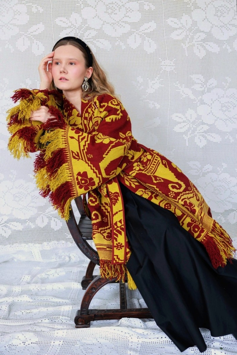 Płaszcz o kroju kimono z ozdobnymi  frędzlami.