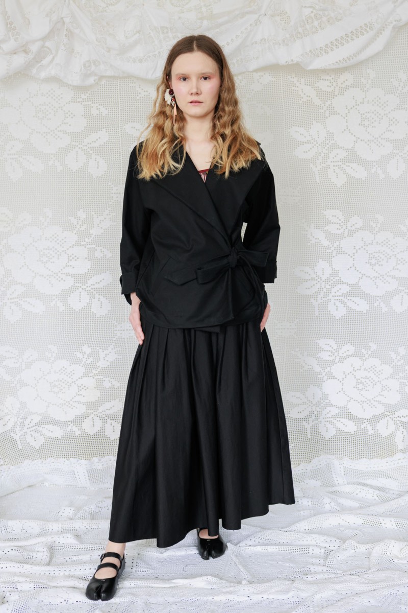 Kurtka kimono z czarnej bawełny z szerokimi, regulowanymi rękawami, widok z przodu.