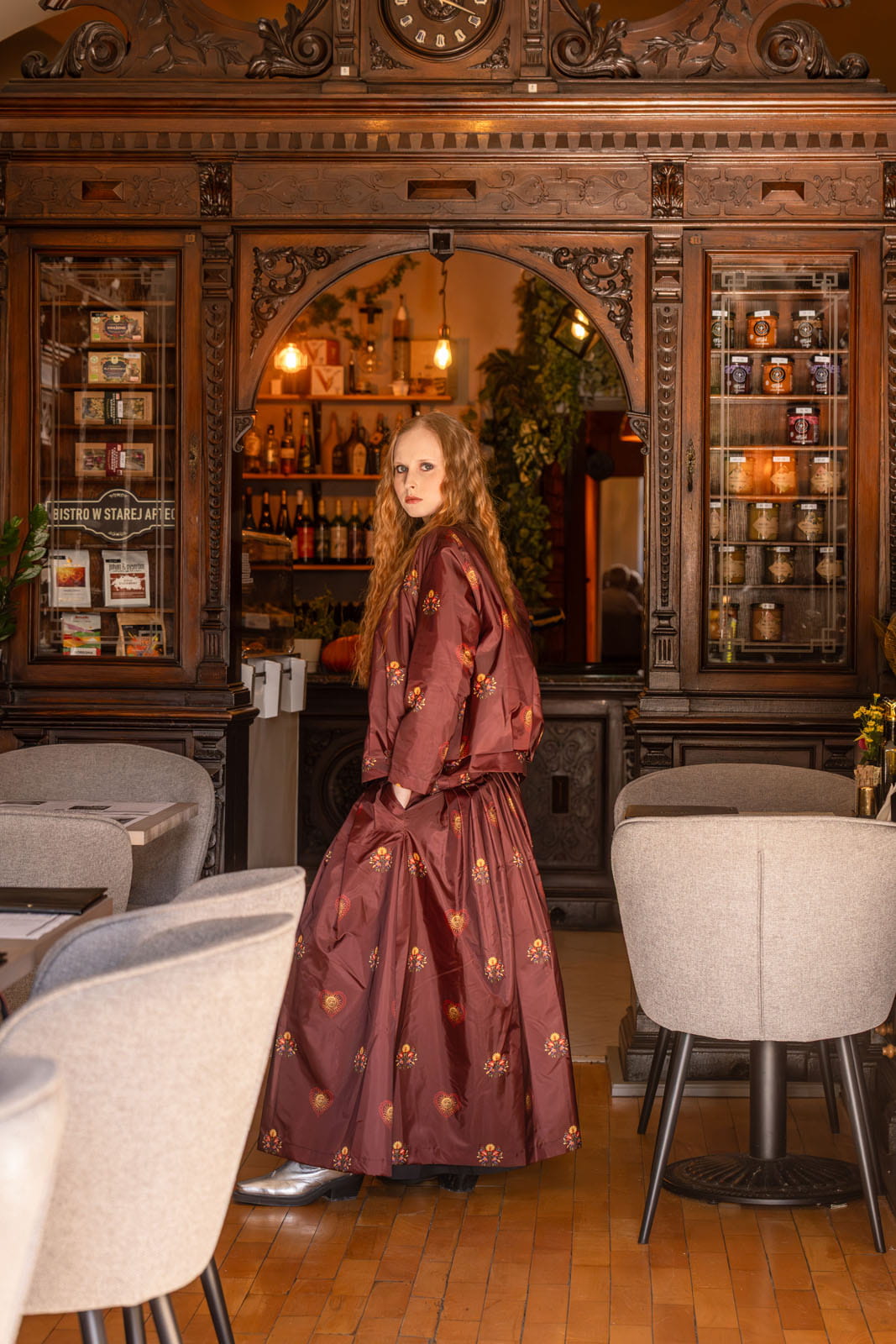 Spódnica Antonina maxi w kolorze marsala – bok z widoczną kieszenią.