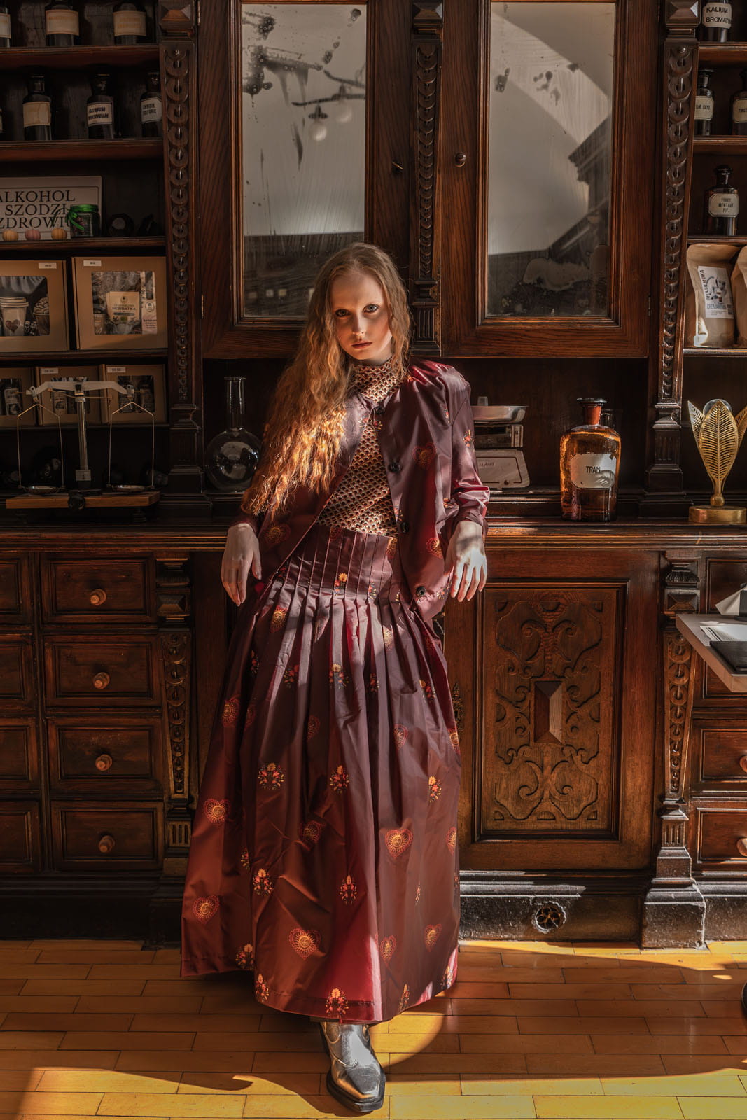 Spódnica Antonina maxi w kolorze marsala – pełny widok z efektownymi fałdami.