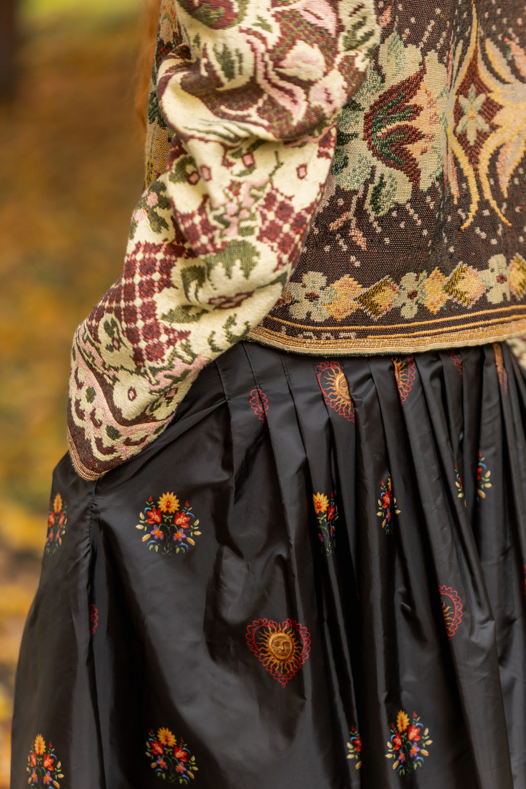 Spódnica Antonina maxi w kolorze czarnym, bok z widoczną kieszenią.