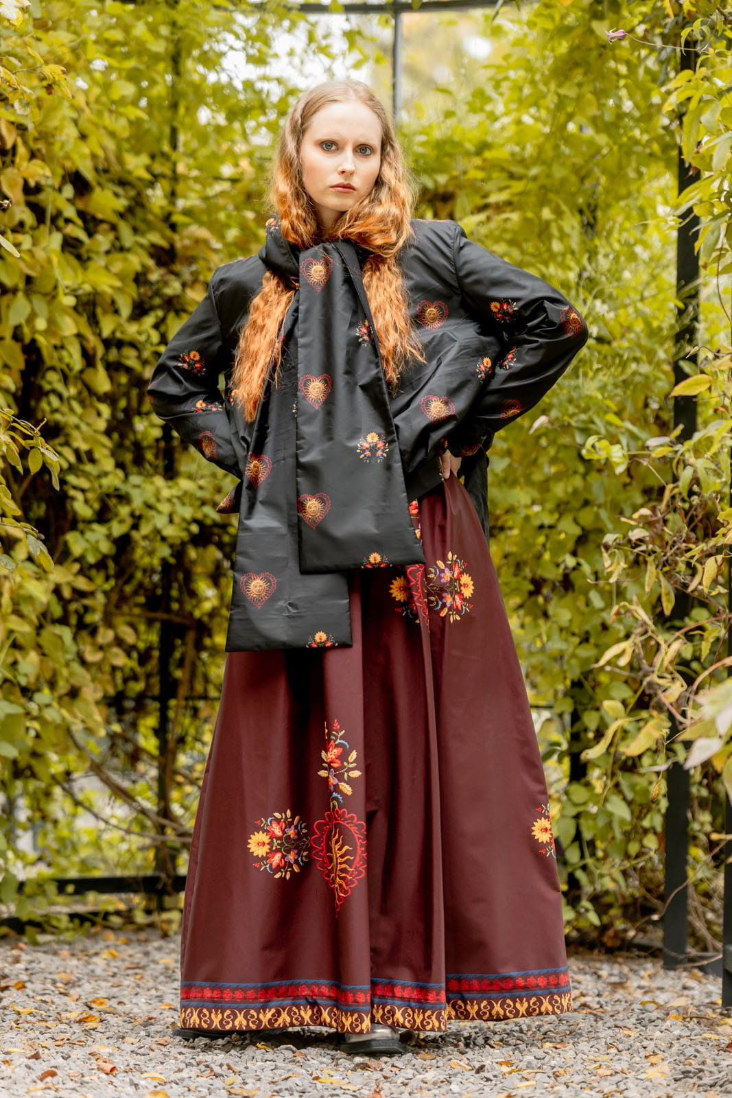 Spódnica Folk Marsala – pełny widok, duży print z motywami słońca, serc i kwiatów.