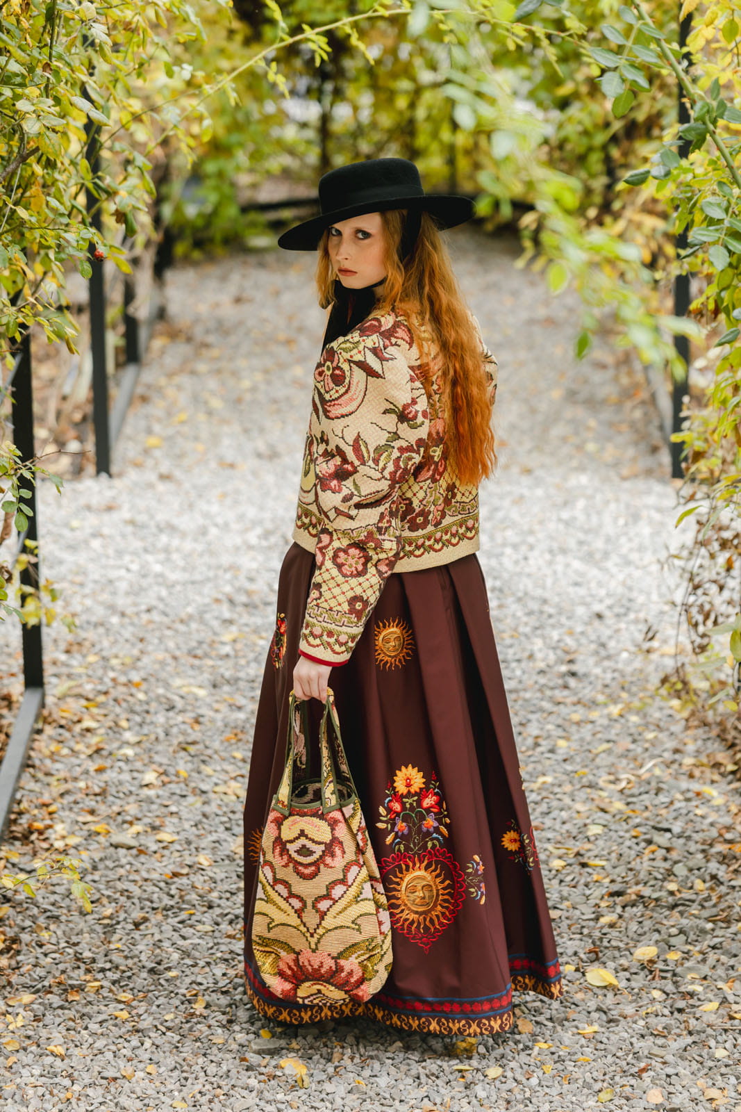 Spódnica Folk Marsala – widok z oddali w ogrodzie.