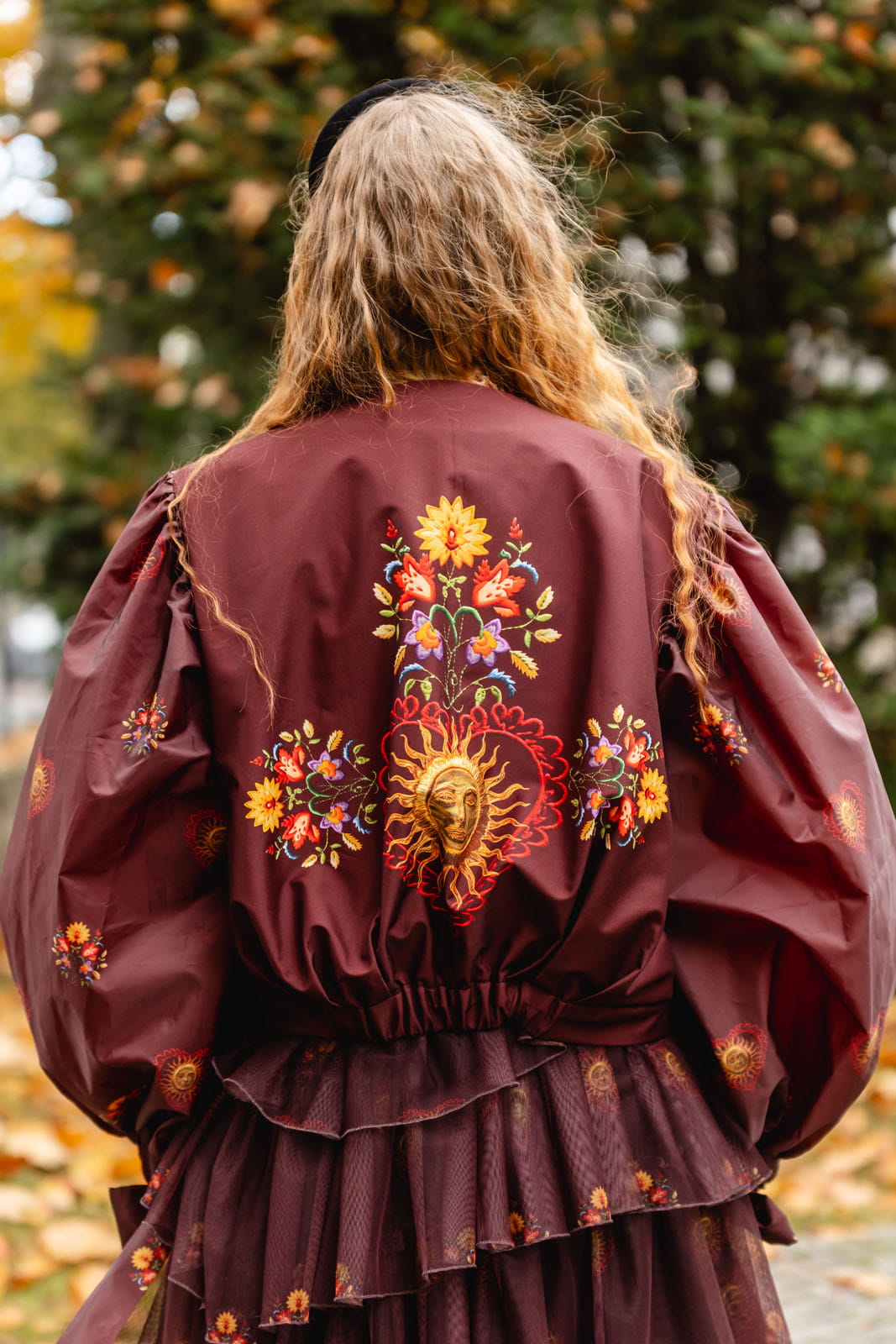 Kurtka bomberka Folk marsala – ujęcie z tyłu, widoczny  kwiatowy print na plecach.