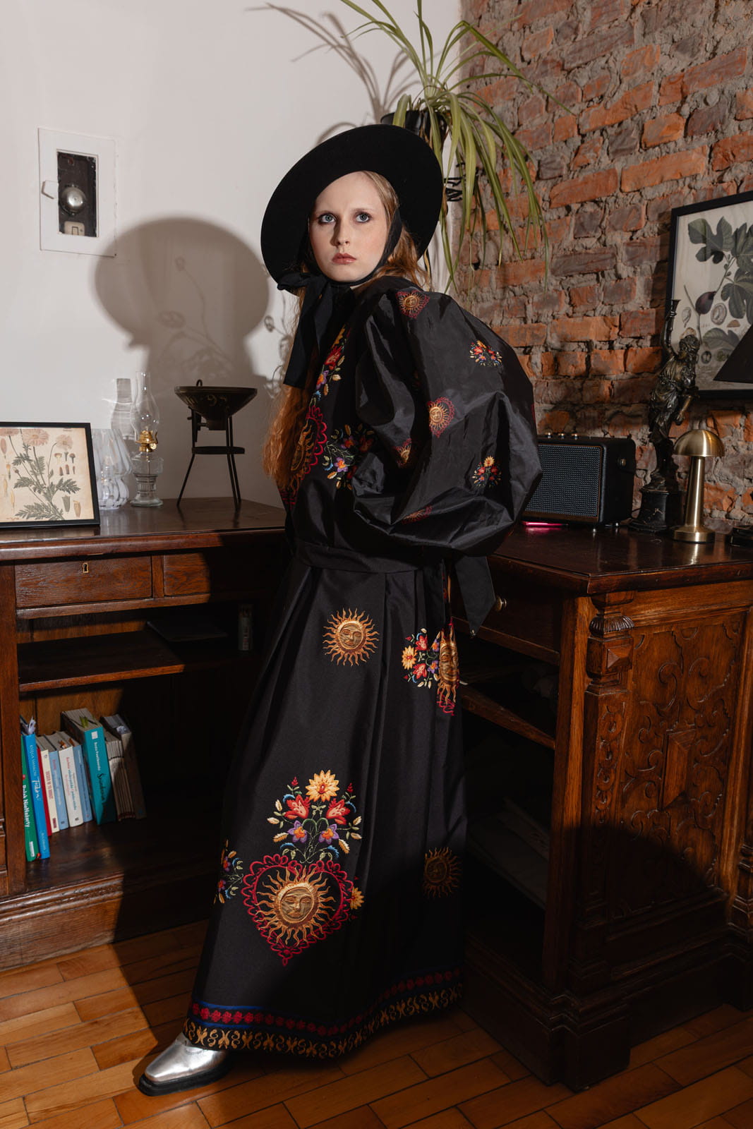 Kurtka Folk czarna - ujęcie z boku. Rękaw z printem imitującym haft. Bufiaste rękawy.