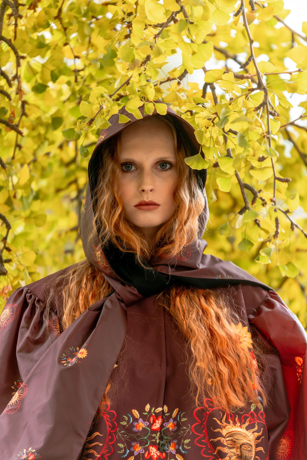 Modelka w kapturze ortalionowym Marsala – widok z przodu.