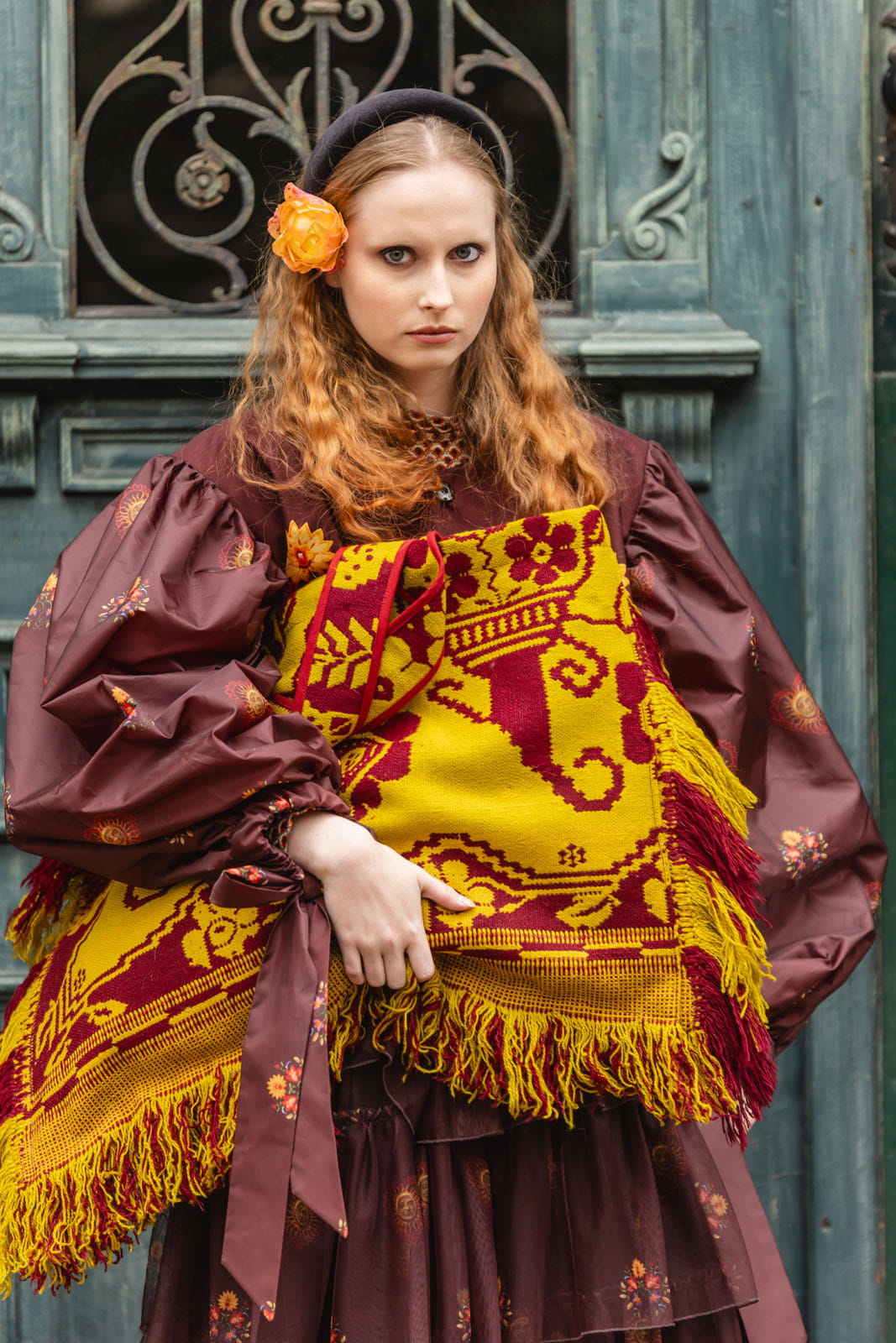Modelka z żakardową torbą Antonina. Torba uszyta z ręcznie tkanego żakardu.