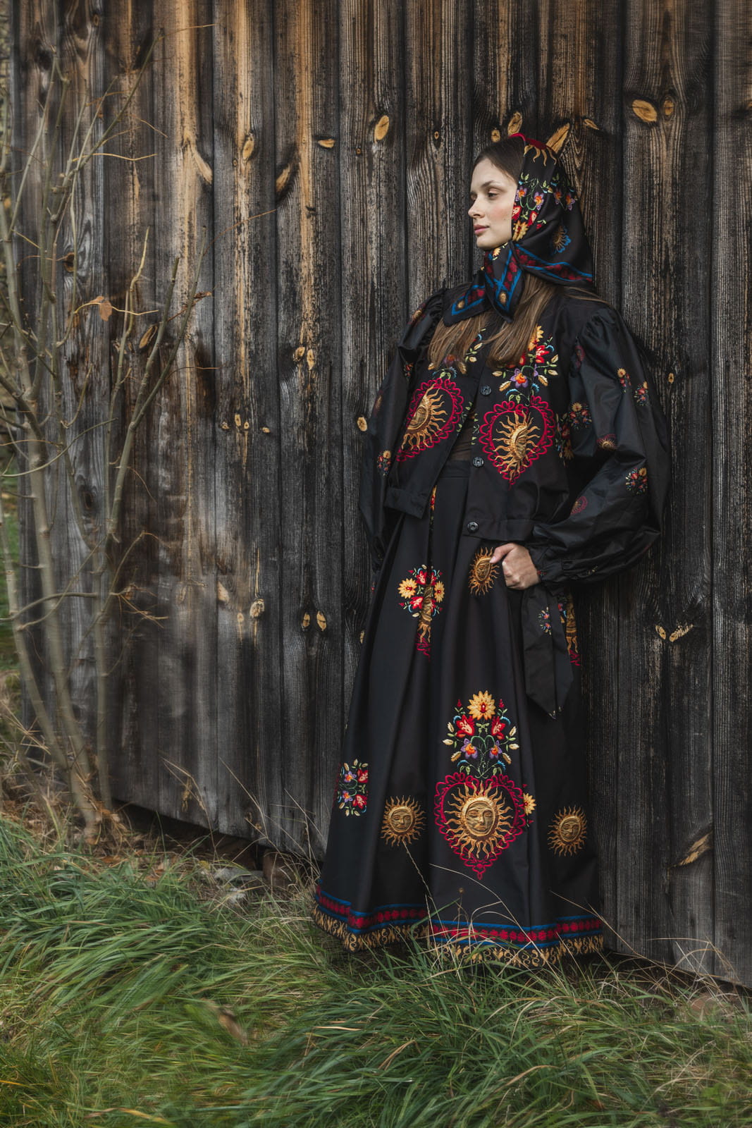 Spódnica Folk - spódnica zaprezentowana w całości  z widocznymi bocznymi kieszeniami.