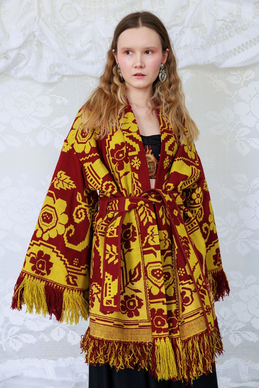 Płaszczu o kroju kimono - ujęcie z przodu.Kimono z tkaniny żakardowej wełnianej.