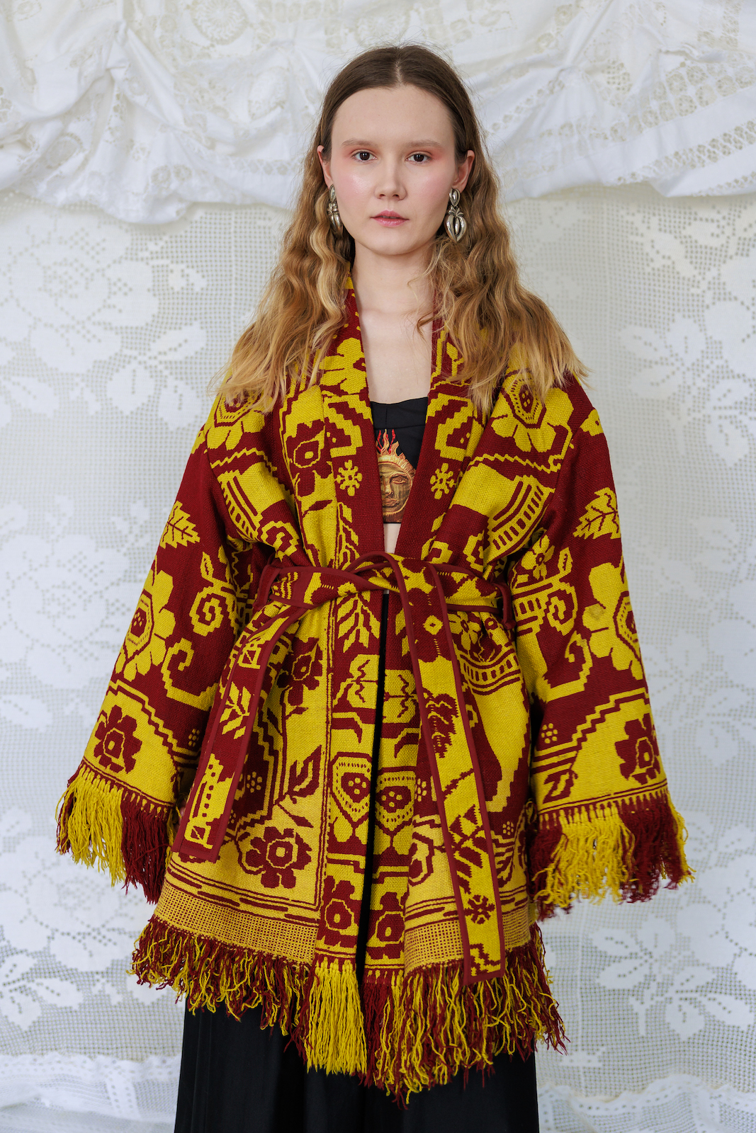 Płaszczu o kroju kimono - ujęcie z przodu.Kimono z tkaniny żakardowej wełnianej.