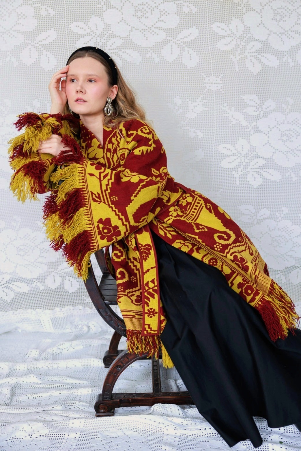 Płaszcz o kroju kimono z ozdobnymi  frędzlami.