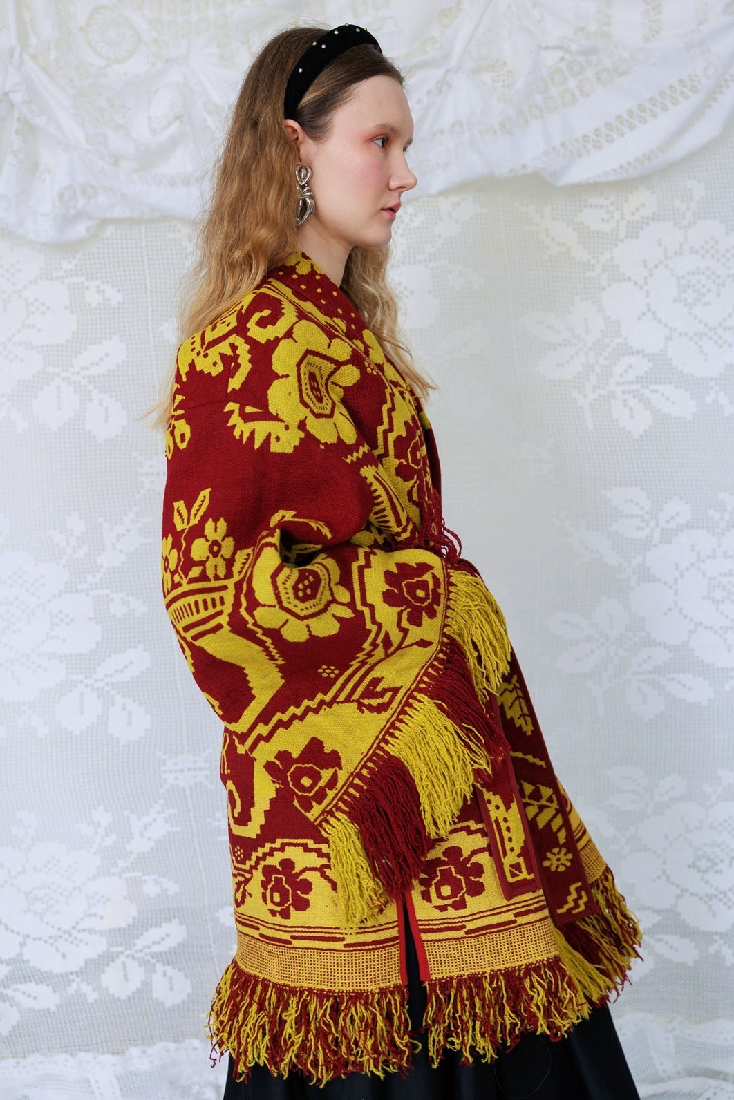 Płaszcz kimono z żakardu - ujęcie z boku. Duzy kwiatowy wzór. Tkanina wełniana tkana ręcznie.