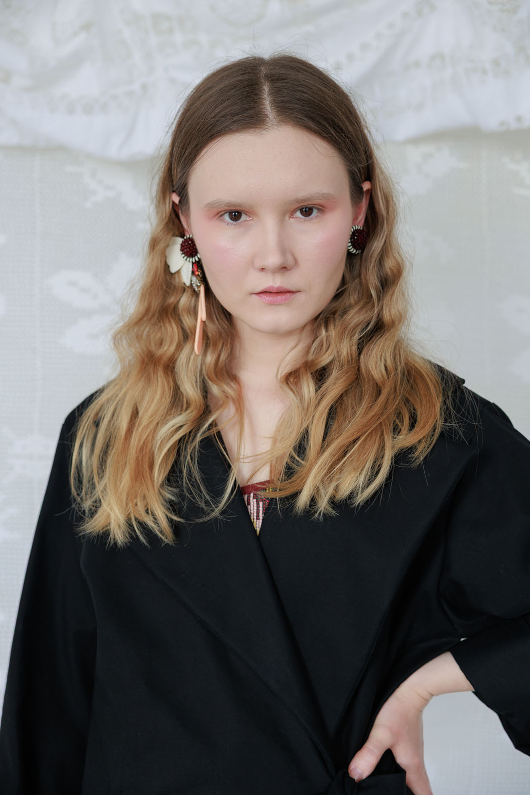 Kurtka kimono z grubej bawełny z szerokimi, regulowanymi rękawami, ujęcie stylizacyjne.