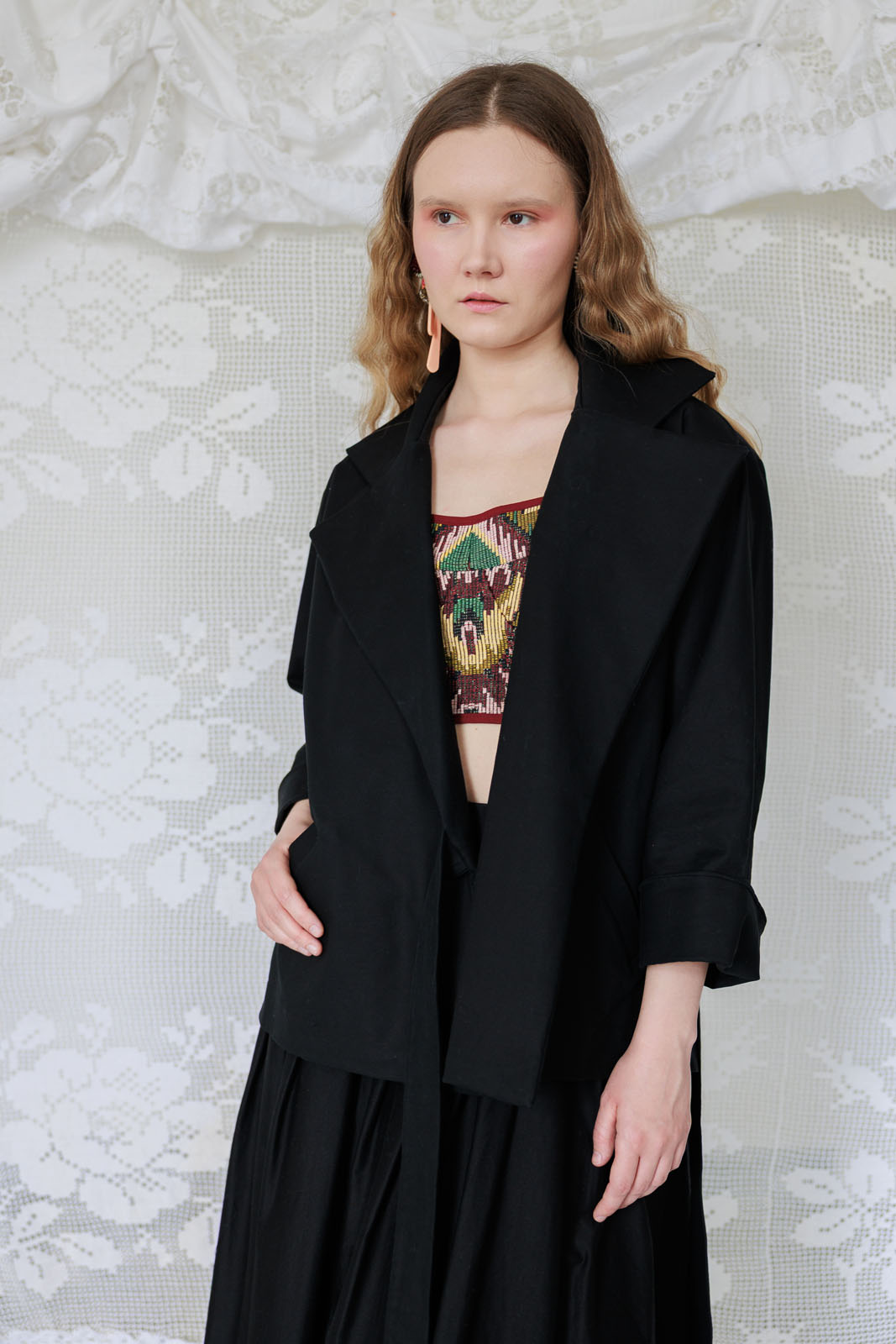 Kurtka kimono z grubej bawełny z szerokimi, regulowanymi rękawami, widok z boku.