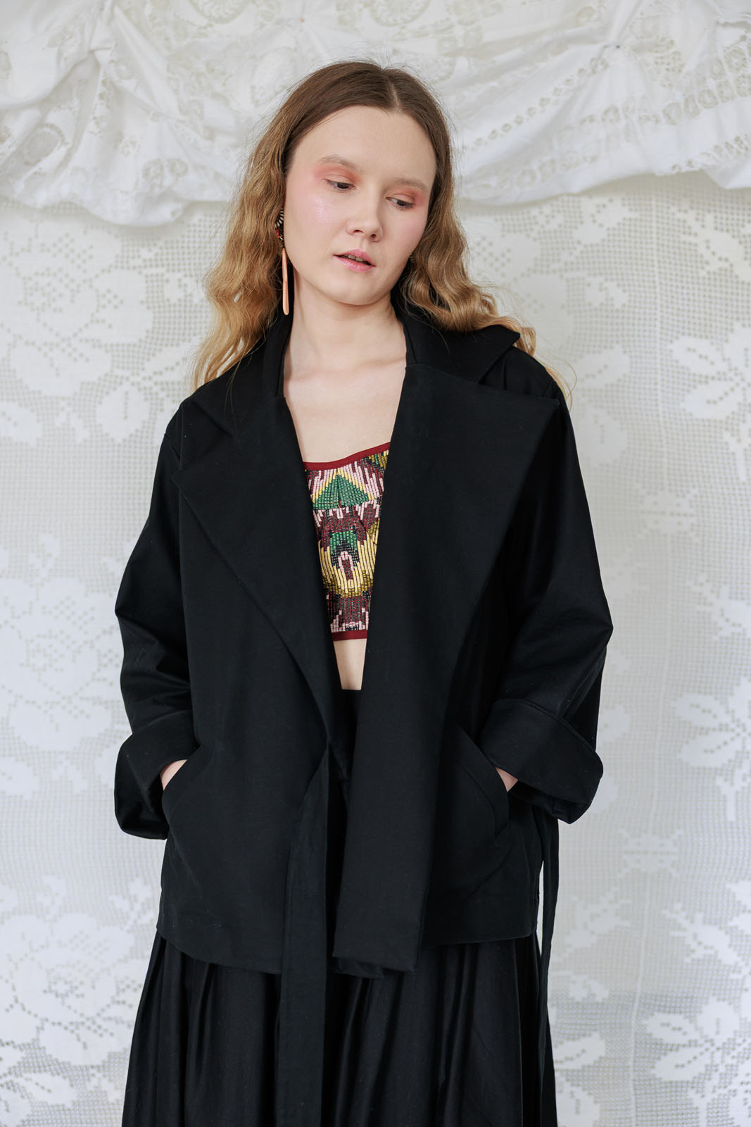 Kurtka kimono z grubej bawełny z szerokimi, regulowanymi rękawami, kieszenie.