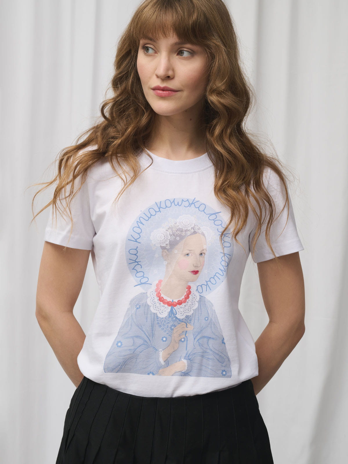 Biały t - shirt z nadrukiem "Boska Koniakowska", ujęcie prezentujące nadruk.