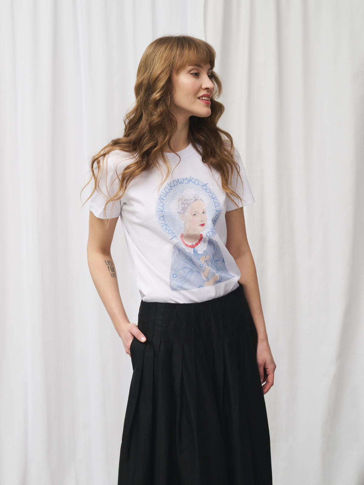 Modelka w białym t-shirt z autorskim nadrukiem „Boska Koniakowska".