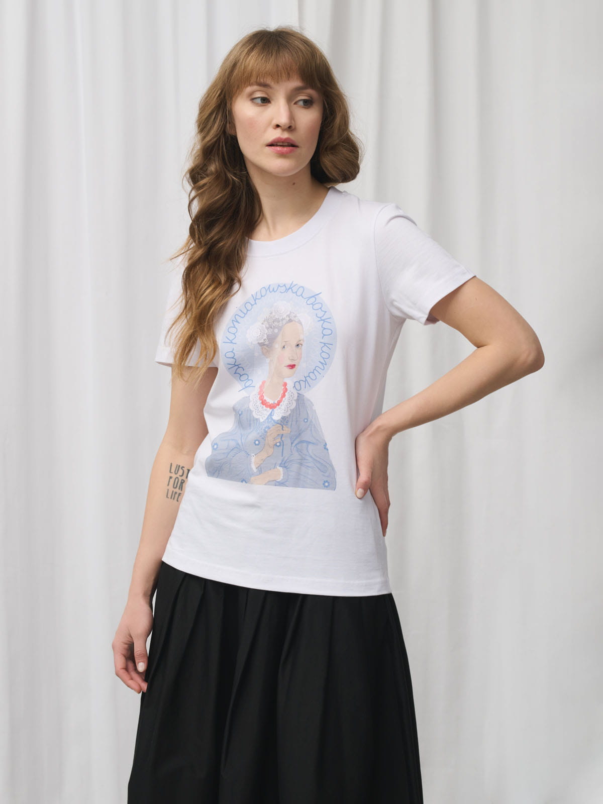 Modelka w białym t-shirt z autorskim nadrukiem „Boska Koniakowska".