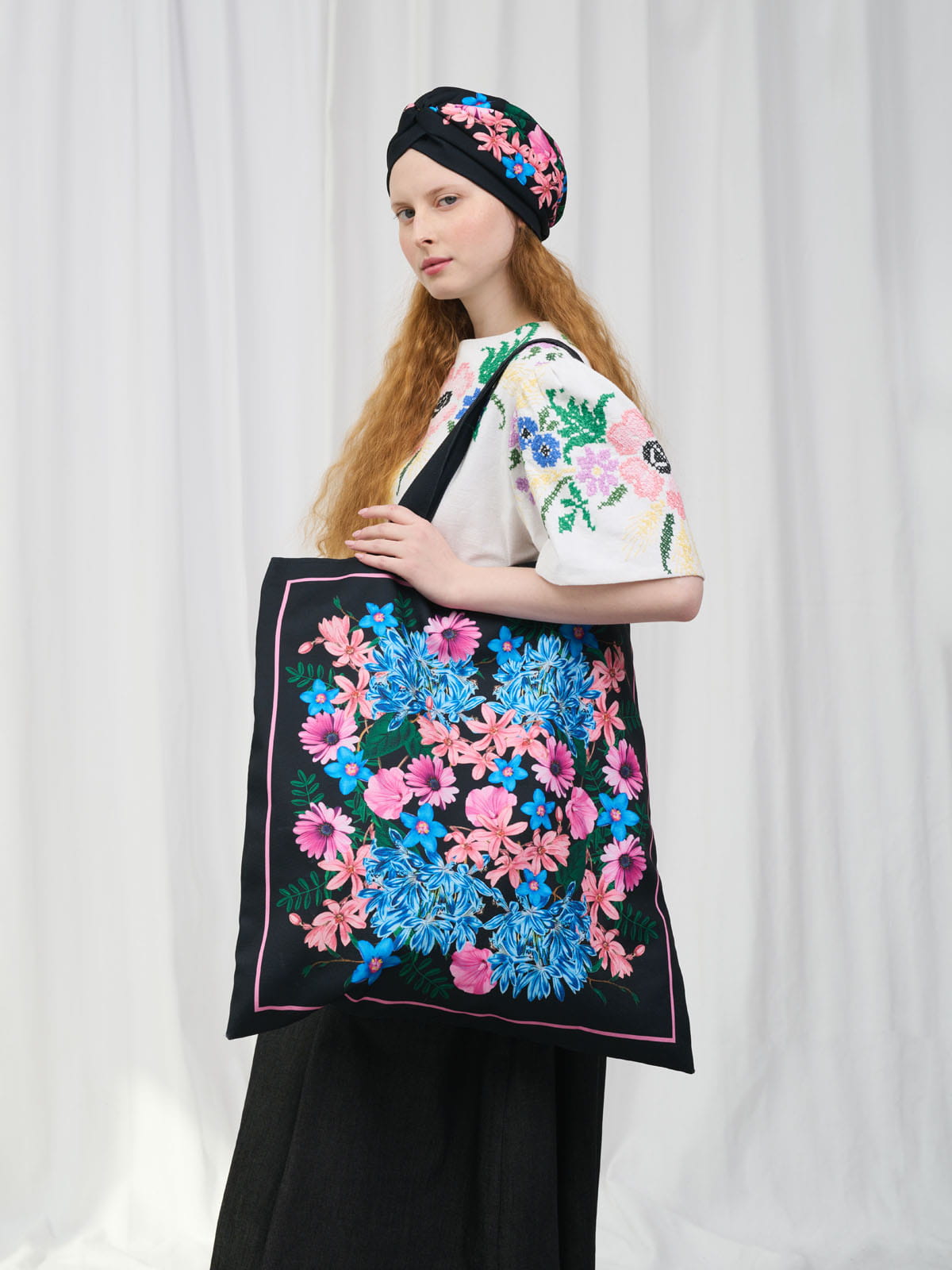Duża torba shopper w kwiaty i hibiskusy, widok na ramieniu.