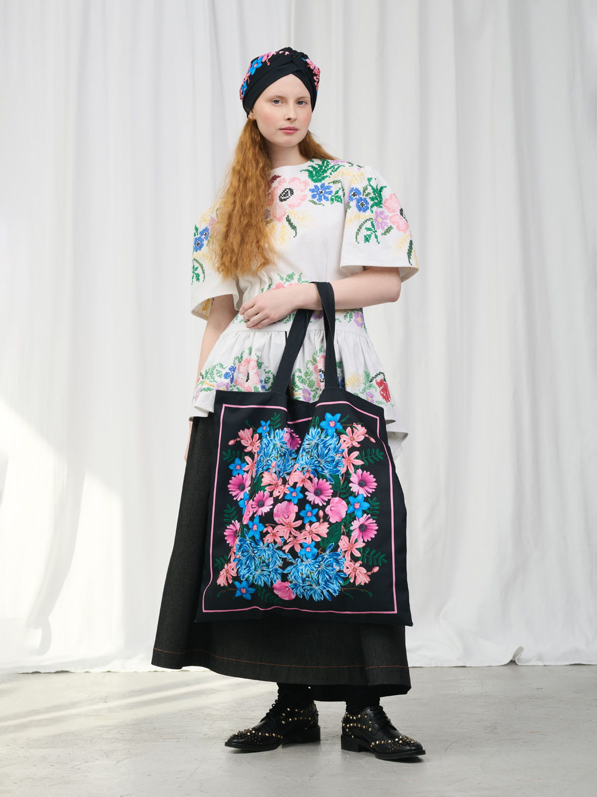 Duża torba shopper w kwiaty, ujęcie z modelką trzymającą torbę na nadgarstku.