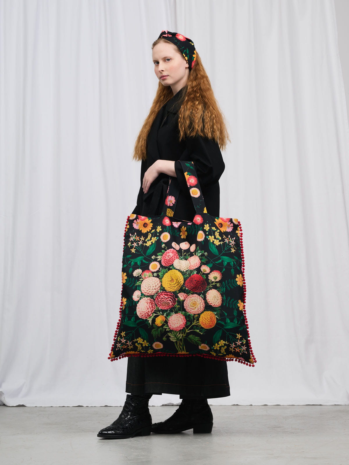 Torba shopper w kwiaty z pomponikami.