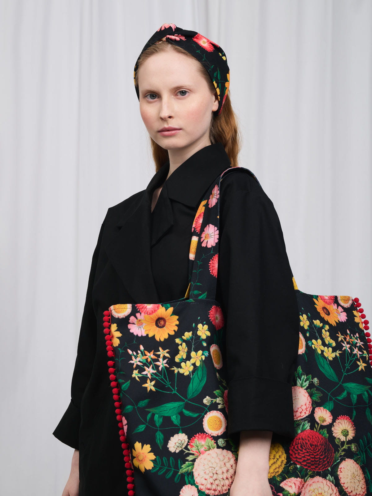 Torba shopper w kwiaty, zbliżenie na pomponiki.